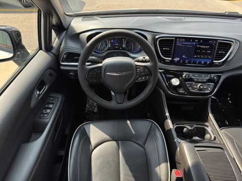 Used 2025 Chrysler Pacifica Limited FWD image 15