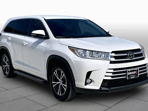 Used 2018 Toyota Highlander Plus FWD image 3