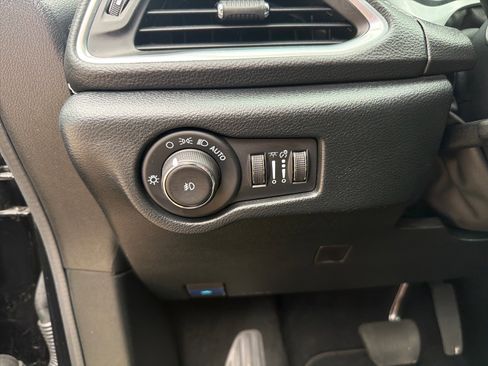 Used 2026 Chrysler Pacifica Limited FWD image 13