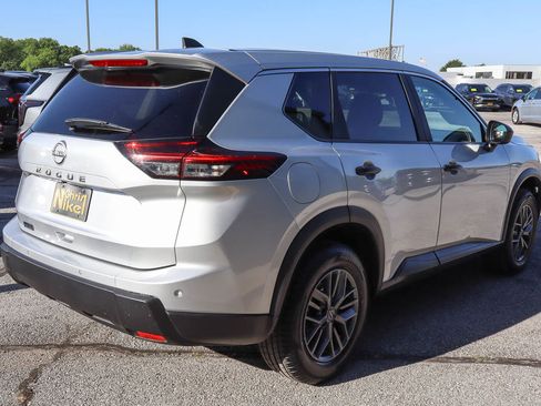 Used 2024 Nissan Rogue S FWD image 4