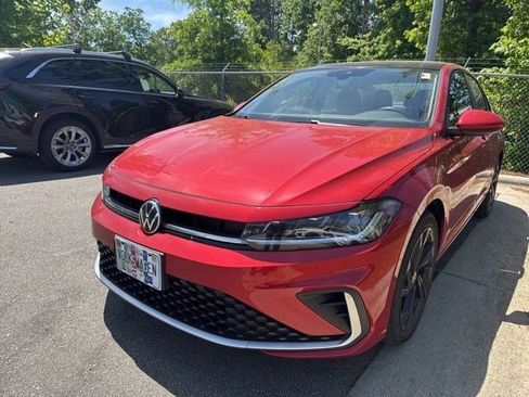 Used 2025 Volkswagen Jetta SE w/ Sunroof Package image 2