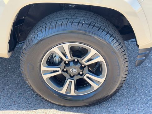 Used 2017 Toyota Tacoma TRD Sport w/ Tow Package image 8