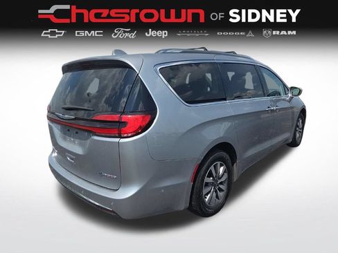 Used 2021 Chrysler Pacifica Touring-L FWD image 5
