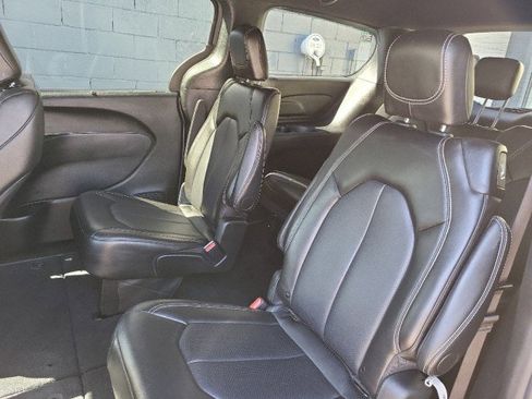Used 2025 Chrysler Pacifica Select FWD image 9
