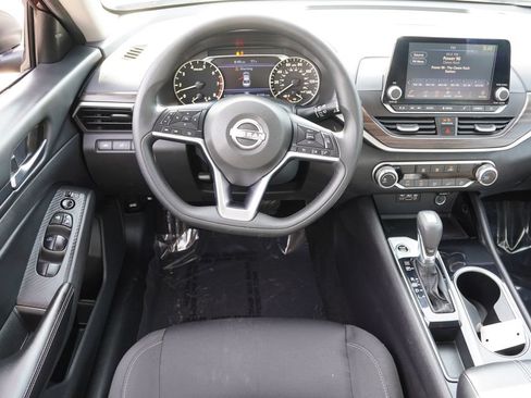 Used 2024 Nissan Altima 2.5 SV FWD image 19