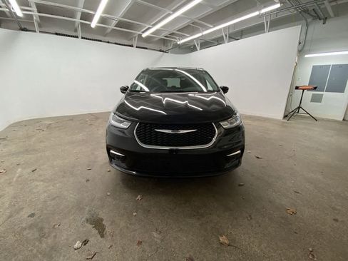 Used 2024 Chrysler Pacifica Touring-L image 9