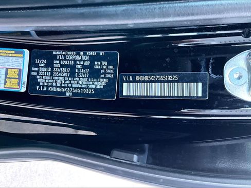 Used 2025 Kia Carnival FWD image 34