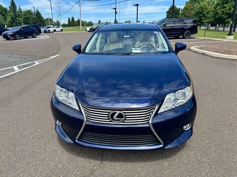 Used 2014 Lexus ES 350 w/ Luxury Package FWD image 2