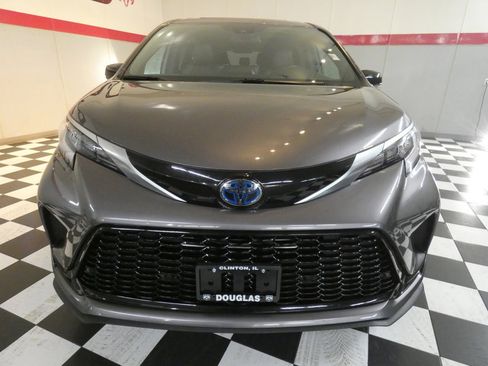 Used 2021 Toyota Sienna XSE image 2