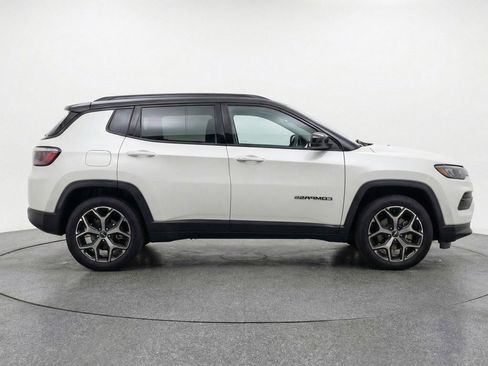 Used 2025 Jeep Compass Limited image 11