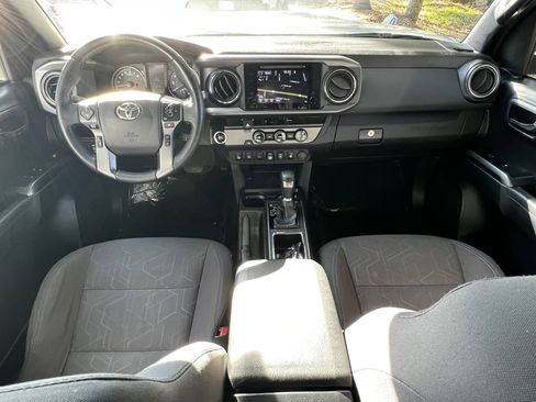 Used 2018 Toyota Tacoma TRD Sport w/ Technology Package image 40