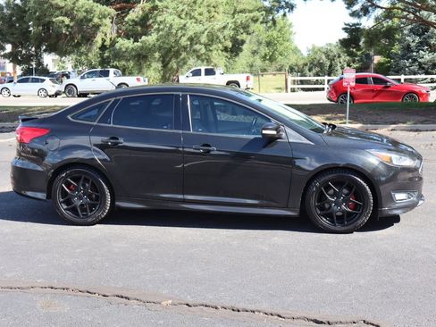 Used 2015 Ford Focus SE w/ SE Sport Package FWD image 3