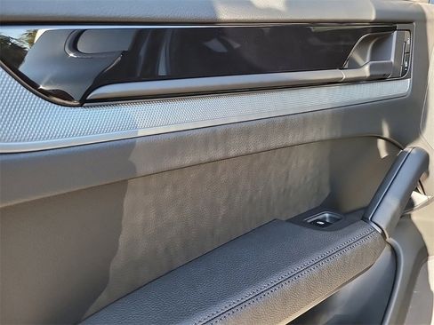 Used 2025 Porsche Cayenne image 11