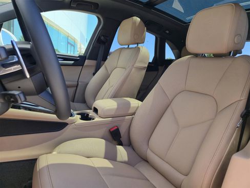New 2025 Porsche Macan image 5