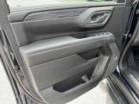 Used 2024 GMC Yukon SLT w/ SLT Luxury Package image 16