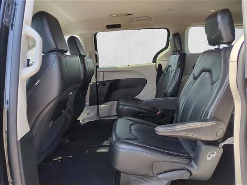 Used 2023 Chrysler Pacifica Touring-L FWD image 18