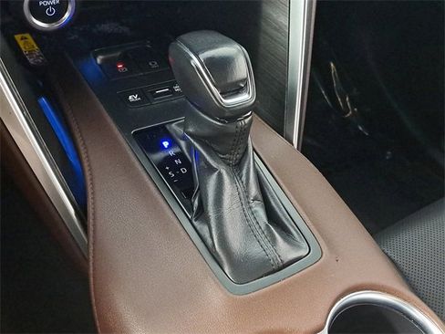 Used 2023 Toyota Venza Limited image 31