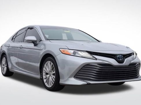 Used 2020 Toyota Camry XLE image 1