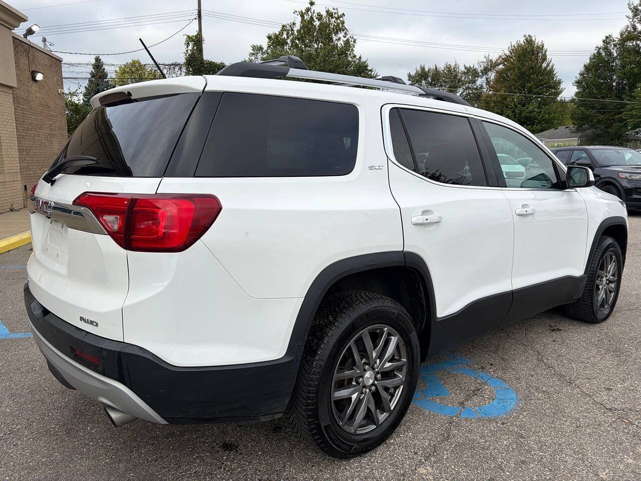 Used 2017 GMC Acadia SLT AWD/4WD image 5