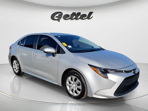 Used 2025 Toyota Corolla LE image 2