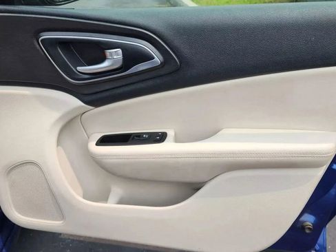 Used 2017 Chrysler 200 Limited Platinum FWD image 15