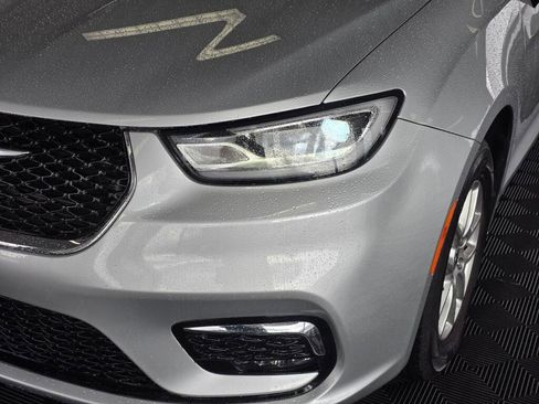 Used 2024 Chrysler Pacifica Touring-L image 11