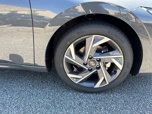 Certified 2025 Hyundai Elantra Sport FWD image 12