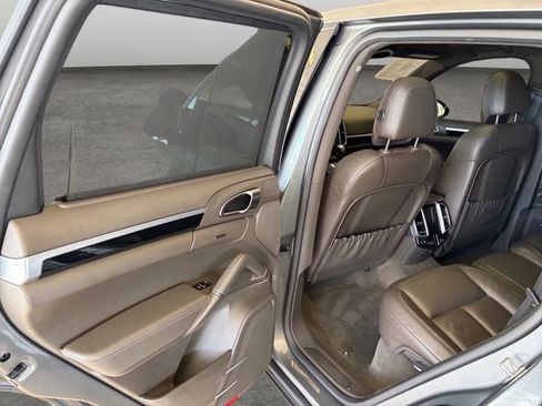 Used 2016 Porsche Cayenne w/ Premium Package Plus AWD/4WD image 51
