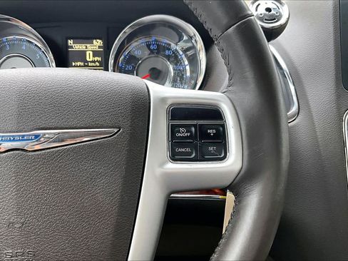 Used 2016 Chrysler Town & Country Touring image 22