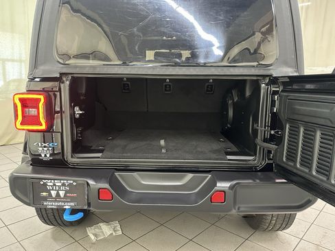 Used 2023 Jeep Wrangler Unlimited Sahara w/ Cold Weather Group AWD/4WD image 8