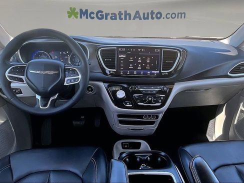 Used 2024 Chrysler Pacifica Touring-L FWD image 7