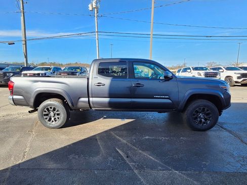 Used 2022 Toyota Tacoma SR5 AWD/4WD image 6