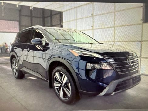 Used 2025 Nissan Rogue SL w/ Tech Package AWD/4WD image 3