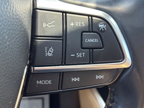 Used 2020 Toyota Highlander XLE FWD image 34