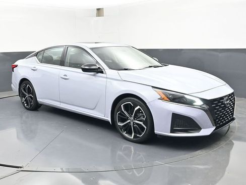Used 2023 Nissan Altima 2.5 SR w/ SR Premium Package FWD image 2