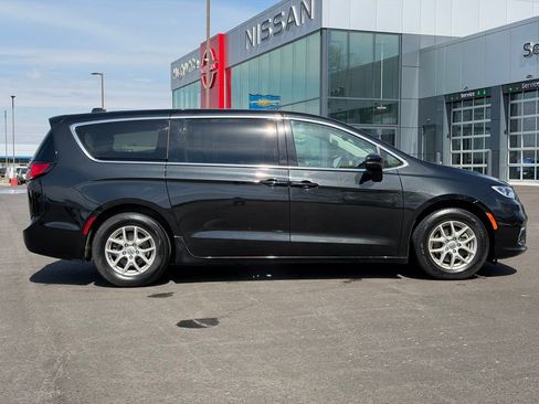 Used 2023 Chrysler Pacifica Touring-L image 6