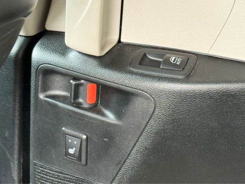 Used 2023 Chrysler Pacifica Limited FWD image 19