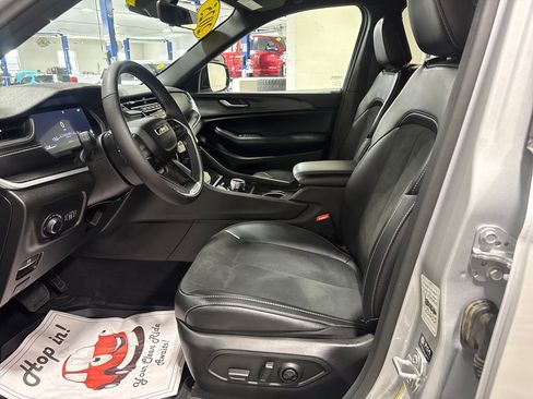 Used 2025 Jeep Grand Cherokee Altitude AWD/4WD image 20