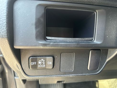 Used 2017 Toyota Tacoma SR5 image 28