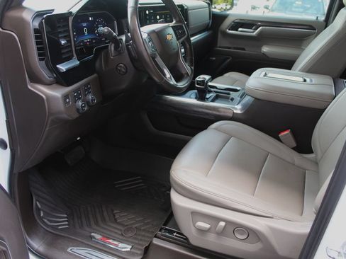 Used 2022 Chevrolet Silverado 1500 LTZ w/ LTZ Convenience Package II AWD/4WD image 33