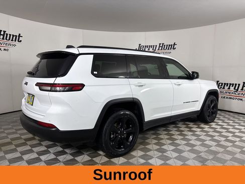 Used 2023 Jeep Grand Cherokee L Laredo image 5