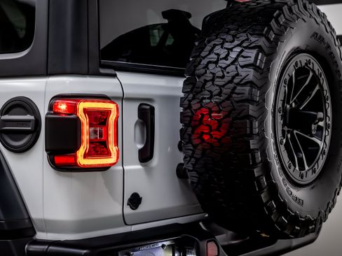 Used 2025 Jeep Wrangler Unlimited Rubicon w/ XTREMEE 35" Tire Package AWD/4WD image 13