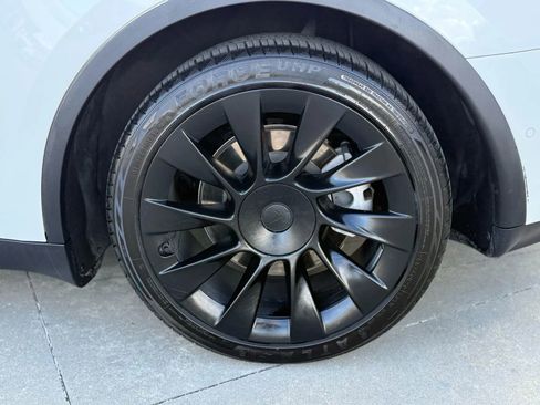 Used 2021 Tesla Model Y 2WD image 12