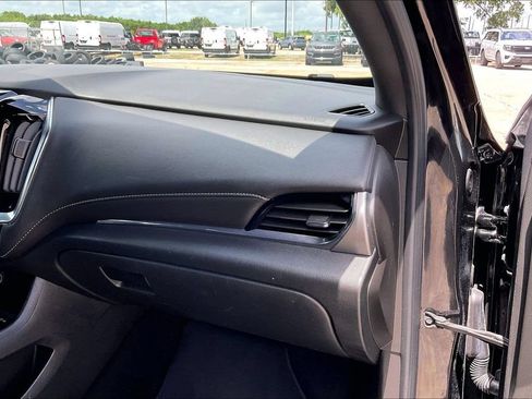 Used 2023 Chevrolet Traverse LT FWD image 23