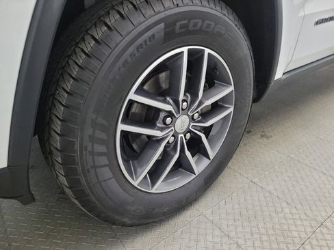 Used 2018 Jeep Grand Cherokee Limited image 31