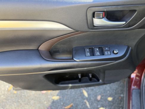 Used 2017 Toyota Highlander XLE image 26