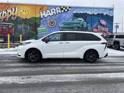 Used 2025 Toyota Sienna XSE image 2