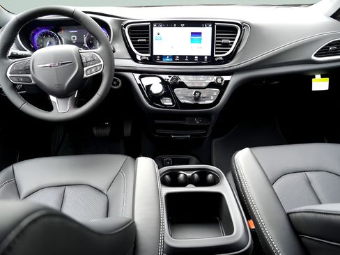 New 2026 Chrysler Pacifica Select FWD image 24
