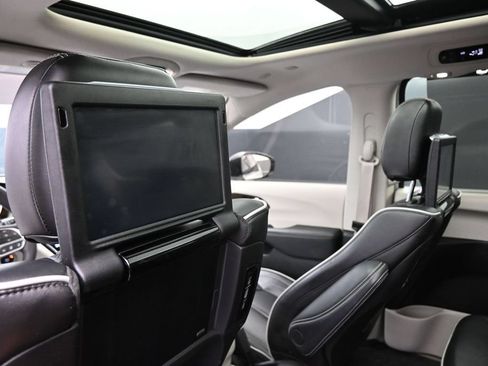 Used 2024 Chrysler Pacifica Limited w/ Uconnect Theater Family Group FWD image 27