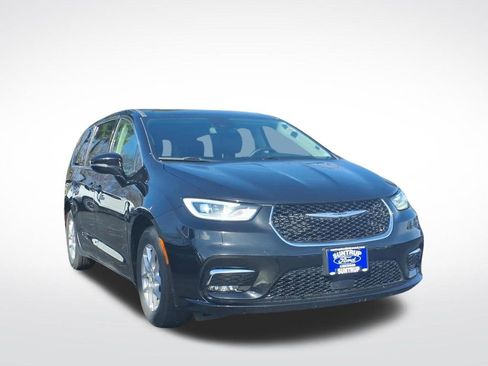 Used 2024 Chrysler Pacifica Touring-L image 2